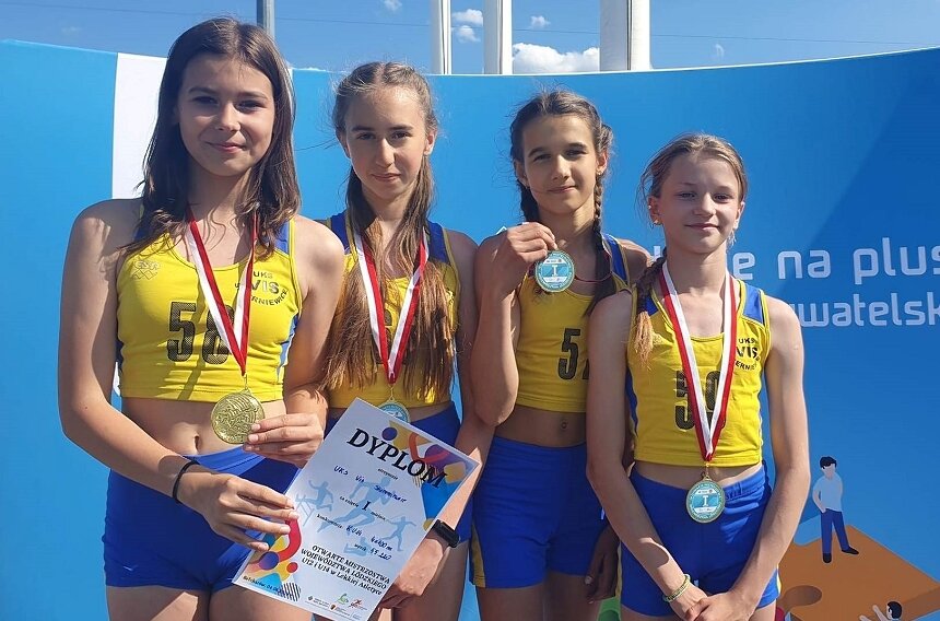 Złota sztafeta na dystansie 4x100 metrów w kategorii U14: Julka Krajewska, Ania Caban, Malina Nowakowska i Basia Krawiec.  