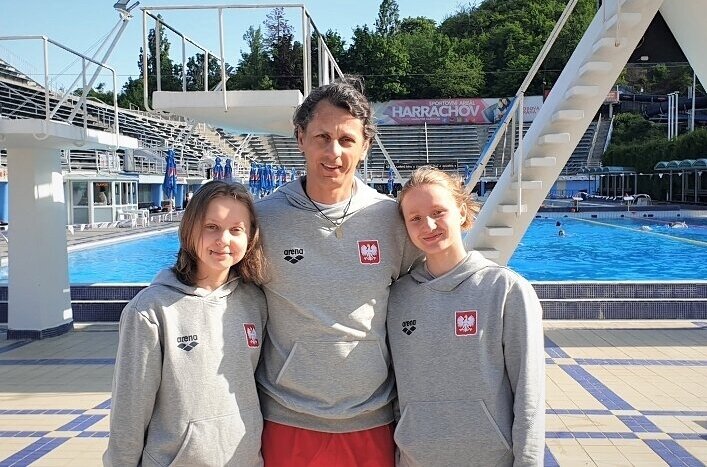 Reprezentantki Polski z UKS Nawa Alicja Rodziewicz i Zuzanna Denisiewicz po dwóch dniach zawodów mają na koncie odpowiednio dwa i jeden złoty medal. Na zdjęciu z trenerem Marcinem Sarną. 