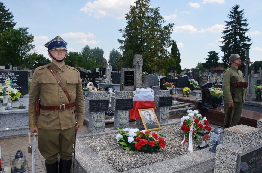 Po wielu latach poszukiwań Jana Olejniczaka, jego wnuczka oddała mu hołd na cmentarzu w  Bolimowie, gdzie podczas uroczystości sama podkreśliła, że jego szczątki znajdują się w tej wojskowej kwaterze na 90%. 