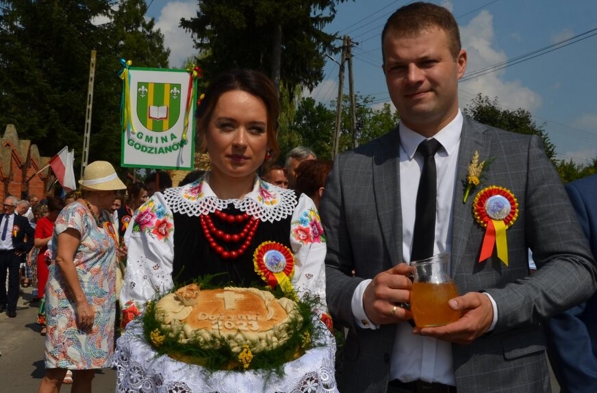 Tłumy na powiatowych dożynkach w Godzianowie