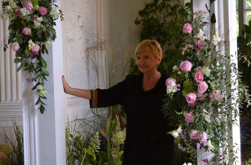 Zwiedzający podziwiają kwiatowe kompozycje w Pałacu Prymasowskim 