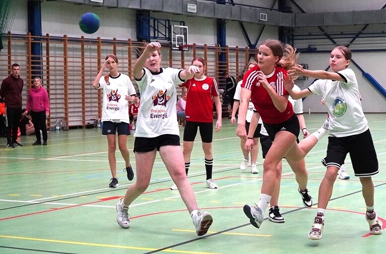 Turnieje powiatowe w ramach Igrzysk Dzieci w piłce ręcznej rozegrano w hali OSiR przy ulicy Pomologicznej. 