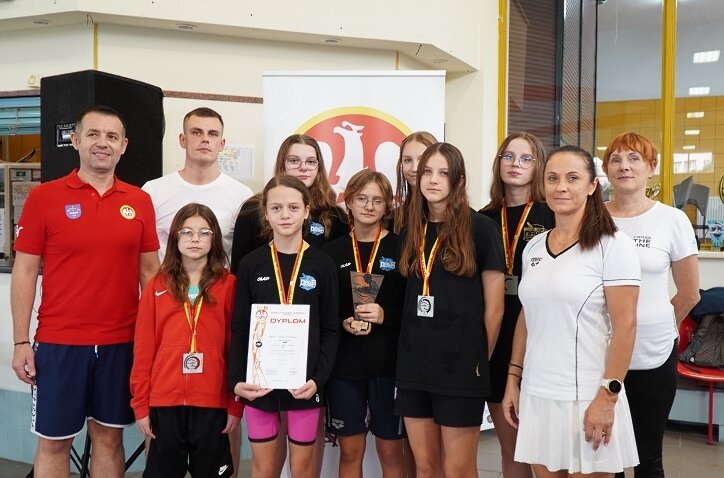Żeńska reprezentacja Szkoły Podstawowej nr 9 zajęła 2. miejsce w finale wojewódzkim zawodów organizowanych przez Szkolny Związek Sportowy. 