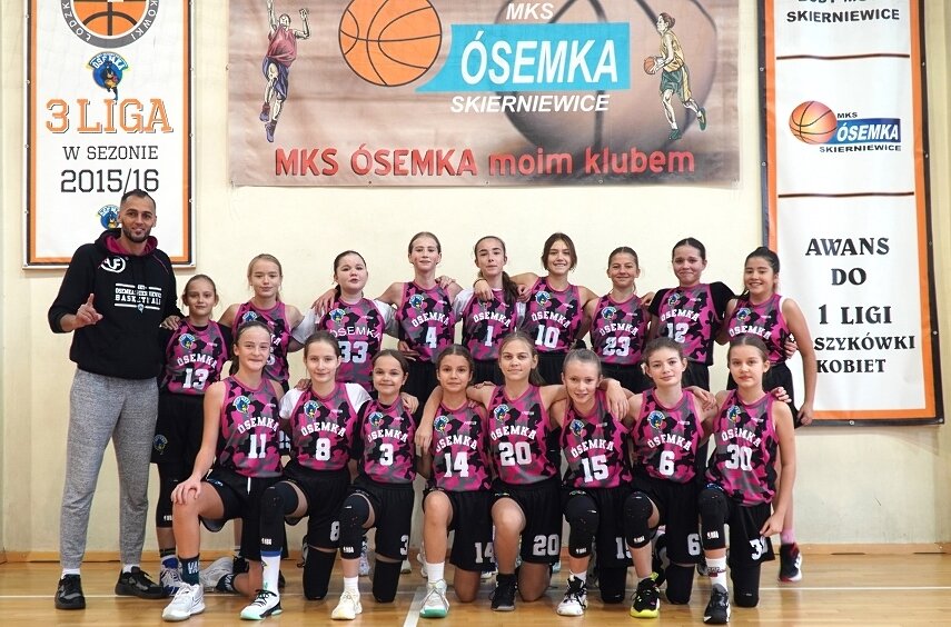 Zespół młodziczek MKS Ósemka po wygranym spotkaniu z drużyną z Grodziska Mazowieckiego. 