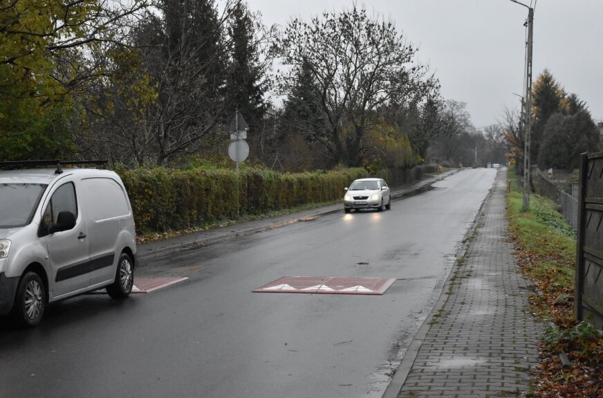 Kolejny próg w powiecie skierniewickim zamontowano tuż za tablicą graniczną Godzianowa. Inicjatorzy podobno są z siebie dumni.  