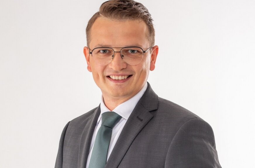 Grzegorz Majewski to z wykształcenia matematyk. Od osiemnastu lat związany jest z partią – najpierw SLD, teraz NL. Jest sekretarzem Łódzkiej Rady Wojewódzkiej Nowej Lewicy. 