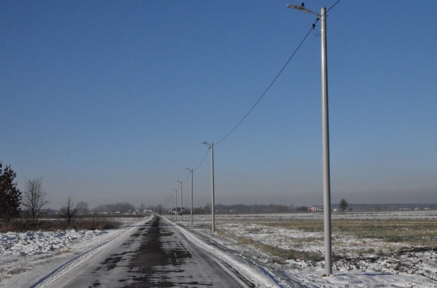 Przebudowa drogi rozpoczęła się od montażu zupełnie nowego oświetlenia ulicznego. Lampy zostały ustawione jesienią zeszłego roku. W zeszłym roku powstała także sieć wodociągowa. W roku bieżącym zostanie wykonana modernizacja pasa drogowego.      