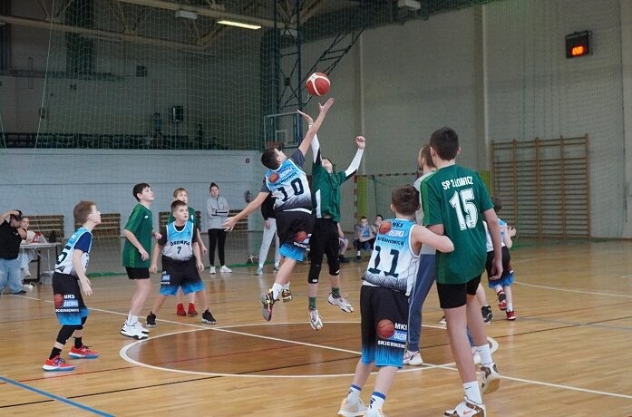 W finale półfinału wojewódzkiego Igrzysk Dzieci w koszykówce SP nr 9 ze Skierniewic spotkała się z SP nr 2 z Łowicza. 