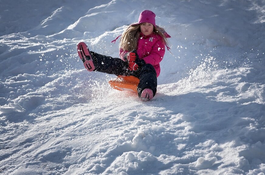 Zabawy na śniegu z dzieckiem. Co warto robić i o czym pamiętać?