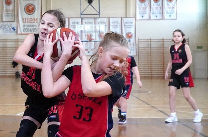 Najmłodsza drużyna dziewcząt z MKS Ósemka ma za sobą kolejne koszykarskie doświadczenia. 