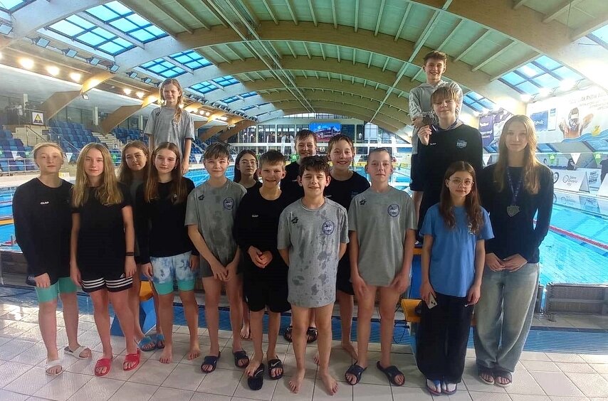 Reprezentacja pływaków UKS Nawa z roczników 2010-2012 podczas kwietniowej eliminacji cyklu Od Młodzika do Olimpijczyka. 