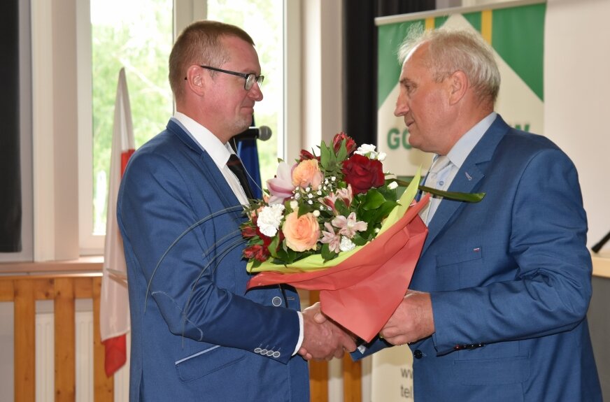 Radny senior Marek Białkowski, gratuluje Zenonowi Krupie. 
