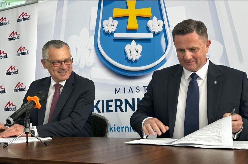 Umowa na budowę kompleksu basenów podpisana. Na zdj. Krzysztof Jażdżyk, prezydent Skierniewic oraz Tomasz Sałata, członek zarządu Mirbud S.A. 