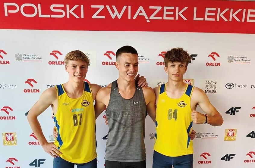 Skierniewiccy sprinterzy po zawodach w stolicy z najszybszym płotkarzem w Polsce w kategorii U20 Hubertem Woźniakiem. 