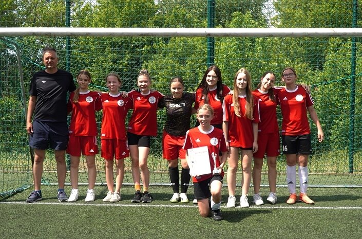 Żeńska reprezentacja Szkoły Podstawowej nr 4 najlepsza w piłkarskich Igrzyskach Dzieci. 