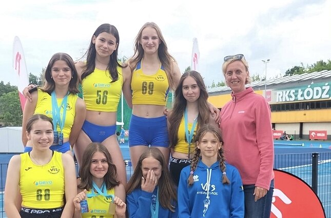 Grupa lekkoatletów UKS Vis podczas Mistrzostw Województwa Łódzkiego w kategorii U16 z trenerką Joanną Korwek. 