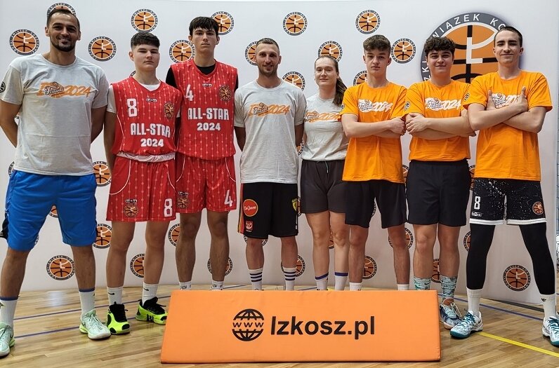 Imponująca reprezentacja MKS Ósemka podczas meczu Trenerzy - Sędziowie kończącego sezon 2023/2024 Festiwalu Koszykówki. 
