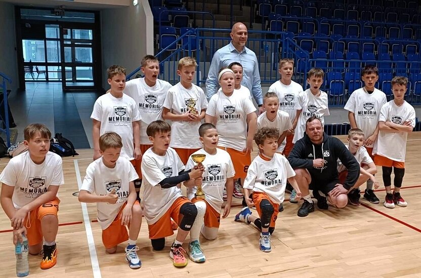 Grupa koszykarzy AZS z trenerem Mateuszem Wierciochem podczas turnieju we Włocławku. 
