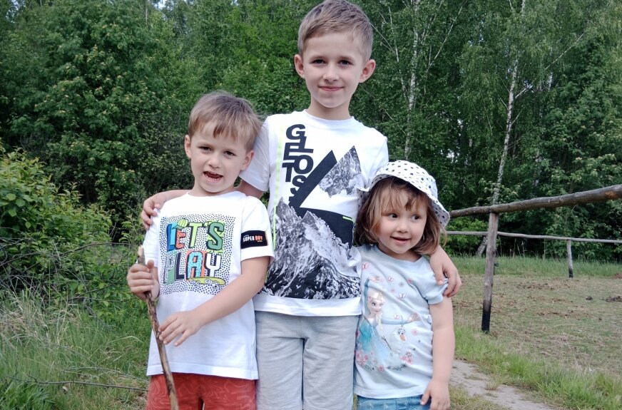 Maciek (na zdj. z lewej) lubi spędzać czas ze swoim rodzeństwem Szymonem i Marcelinką. 