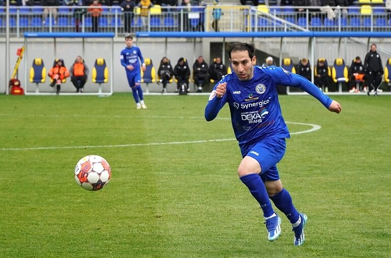 Ofensywny pomocnik Unii Agwan Papikyan związał się z klubem z Pomologicznej na kolejny sezon. Wcześniej umowę przedłużył snajper Kamil Sabiłło. 
