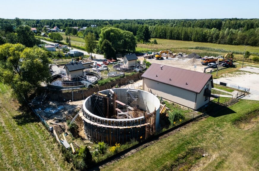 •	W ubiegłym roku gminni urzędnicy wydali 178 warunków przyłączenia nieruchomości do sieci wodociągowej i 159 takich dokumentów dla przyłączy do sieci kanalizacyjnej. 
•	Średnie dobowe zużycie wody to 828 m3, a produkcja ścieków – 293 m3. 
•	W ubiegłym roku doszło do 38 awarii na sieci wodociągowej i 42 na sieci kanalizacyjnej.
 