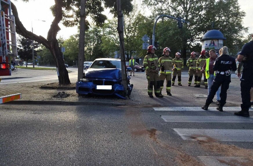 Auto uderzyło w słup energetyczny. Policja ustala, kto kierował pojazdem 