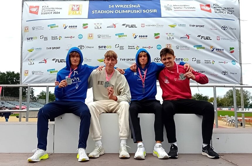 Srebrni medaliści Mistrzostw Polski w Sztafetach i Wielobojach - drużyna UKS Vis na dystansie 4x200 metrów w kategorii U20, od lewej: Bartosz Żaczkiewicz, Jan Gołębiowski, Ignacy Andrzejczak i Filip Nowicki. 