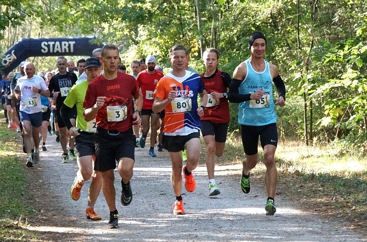 Ponad 60 biegaczy wzięło udział w szóstej edycji półmaraton leśnego. 