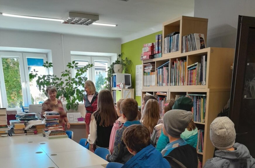 Lekcja biblioteczna w Puszczy Mariańskiej