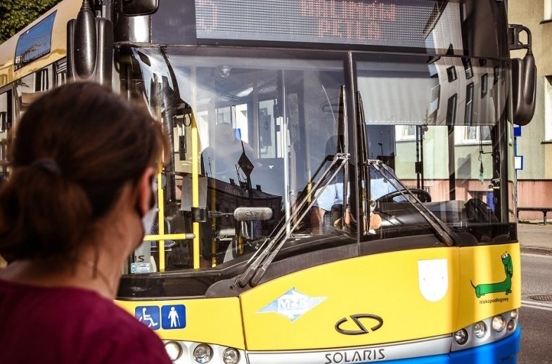 Radosna akcja w jednym ze skierniewickich autobusów z okazji Światowego Dnia Uśmiechu