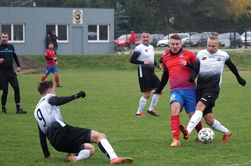 Olimpia Jeżów, w ostatnim spotkaniu rundy jesiennej, pokonała Pogoń Rogów 4:2. 