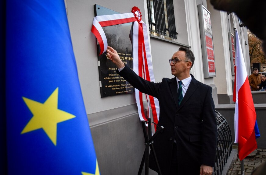 Na fasadzie budynku dawnego sejmiku, współcześnie – siedziby starostwa powiatowego w Skierniewicach zawisła tablica pamiątkowa przypominająca postać Wincentego Witosa. Jedną z osób odsłaniających był minister infrastruktury Dariusz Klimczak. 