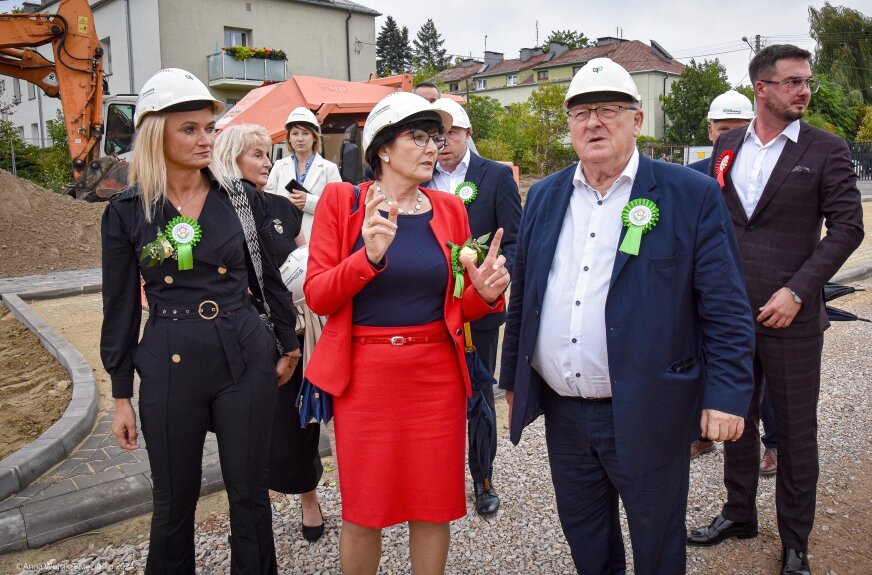 Profesor Dorota Konopacka, dyrektor IO-PiB, oprowadzając ministra rolnictwa jeszcze po placu budowy, pokazywała, jak zmienia się instytucja z ambicjami czołowego ośrodka badawczego w Europie, jednego z wyróżniających się na świecie.
Szef resortu rolnictwa Czesław Siekierski potwierdził: – Czuję się zaproszony na Wigilię 2024, gdy będziemy mogli podziwiać już w pełni zrealizowany projekt. 