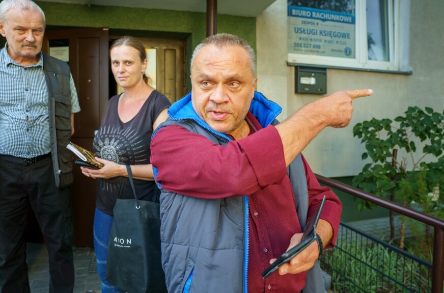 Miasto pobudowało parking, mieszkańcy postawili szlaban. Cuda w Skierniewicach