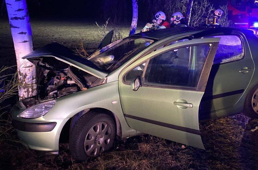 Zjechał z drogi i uderzył w drzewo