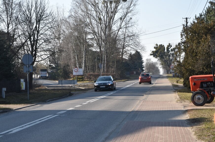 Ruchliwa droga ze Skierniewic do Łyszkowic krzyżuje się w tym miejscu z drogą do miejscowości Święte.  