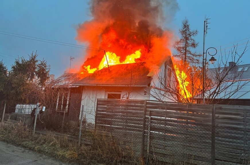 Pożar drewnianego domu w Skierniewicach