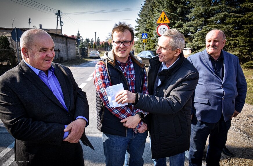 W spotkaniu w Turowej Woli, na zaproszenie powiatu, udział wzięli przedstawiciele firmy realizującej inwestycję. Grzegorz Stykowski (od lewej), mieszkaniec Turowej Woli i jednocześnie radny powiatowy, podkreślił znaczenie modernizacji dla bezpieczeństwa zmotoryzowanych:
„Przebudowa skrzyżowania była dla nas bardzo ważna, bo nie można było przejechać z jednego końca wsi na drugą. Teraz skrzyżowanie jest przebudowane, są wyniesione przejścia dla pieszych i kierowcy, którzy przejeżdżają przez naszą miejscowość, muszą zwolnić