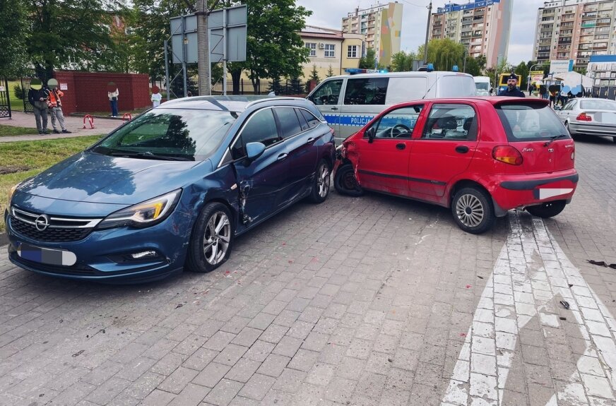 Kierowca pod wpływem alkoholu stracił panowanie nad pojazdem na wysokości Ronda Wyszyńskiego. Następnie uderzył w znak drogowy, a także w inny pojazd.