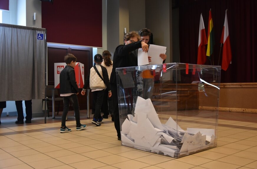 Trzeci rok wyborów w Polsce. W 2023 wybieraliśmy posłów i senatorów. Rok później samorządowców i przedstawicieli Parlamentu Europejskiego. W niedzielę (18.05) odbędzie się I tura wyborów Prezydenta RP. Na kartach do głosowania znajdzie się 13 nazwisk.