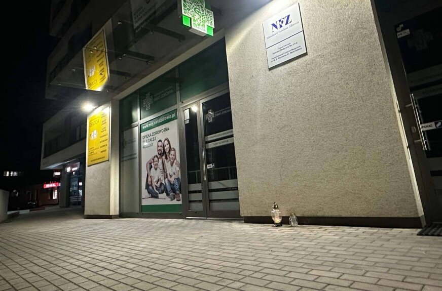 Zapalone znicze pod przychodnią w Skierniewicach przy ulicy Reymonta. To symbol pamięci tragedii, do której doszło w Krakowie. To również protest i sygnał, aby zwrócić jeszcze większą uwagę na rosnący problem agresji wśród pacjentów.
