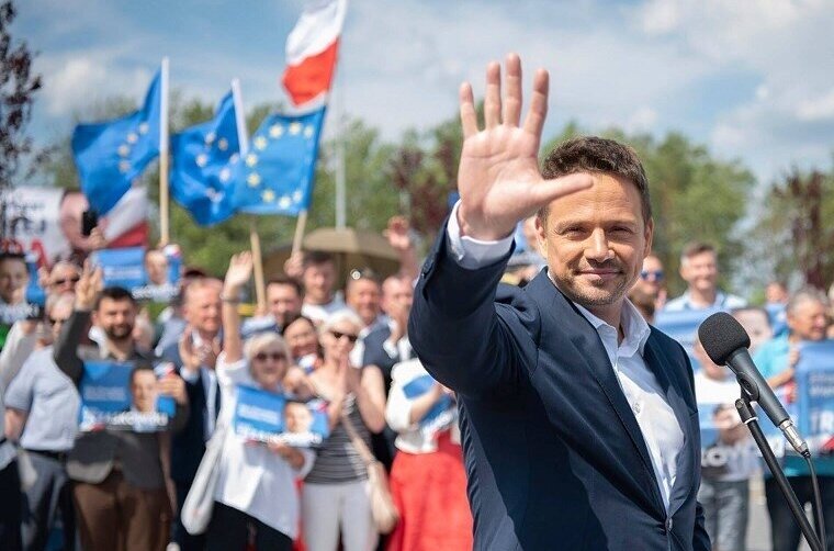 Wynik Trzaskowskiego w 2025 roku jest zbliżony do średniej ogólnopolskiej dla pierwszej tury i wskazuje, że Skierniewice pozostają miastem o silnych sympatiach centrowo-liberalnych, choć w pierwszej turze elektorat jest bardziej rozproszony.