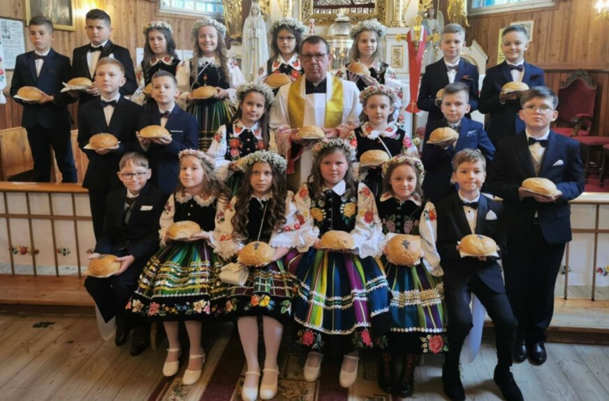 Gdy dzieci w barwnych wełniakach kroczyły do ołtarza, a dorośli spełniali swój obywatelski obowiązek przy urnach, Janisławice po raz kolejny udowodniły, że tradycja i nowoczesność mogą iść w parze. To dzień, który na długo pozostanie w pamięci – zarówno dzięki kolorom pasiaków, jak i poczuciu wspólnoty, które tego dnia wybrzmiało szczególnie mocno.