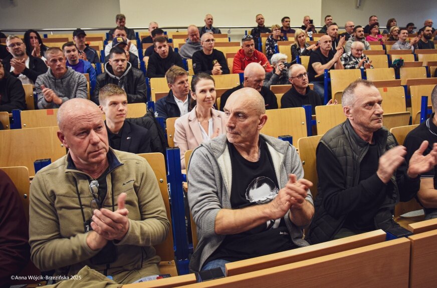 Przeciwnicy powstania Centrum Integracji Cudzoziemców w Skierniewicach nie szczędzą ostrych słów pod adresem biskupa łowickiego, zarzucając mu chłodny pragmatyzm i lekceważenie lokalnych wartości. „Dla biskupa liczy się ekonomia, a nie nasze bezpieczeństwo” – komentują działacze STOP CIC po spotkaniach w kurii. 