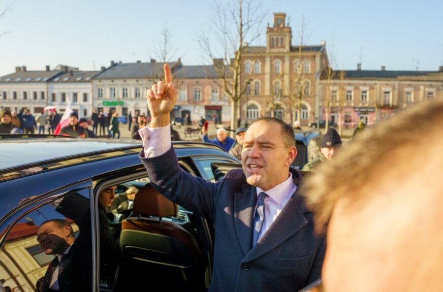 W powiecie skierniewickim Karol Nawrocki odniósł zdecydowane zwycięstwo, osiągając w wielu gminach poparcie przekraczające 80 proc. Najwyższą frekwencję odnotowano w gminie Głuchów, a najniższą w Kowiesach. Rafał Trzaskowski najlepszy wynik uzyskał w Bolimowie, jednak w żadnej z gmin nie przekroczył 34 proc. poparcia. 