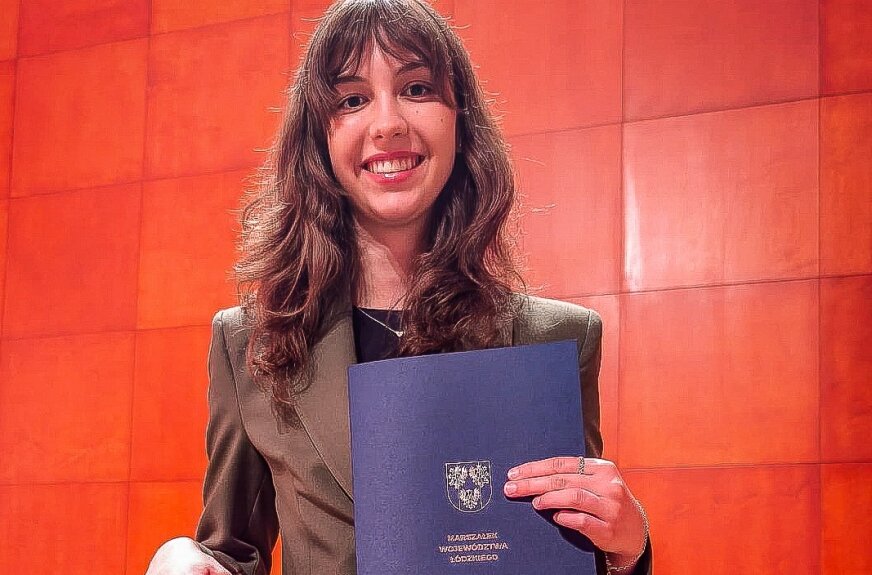 Magdalena Stelmach to wyjątkowa ambasadorka Skierniewic. Jest w gronie 70 najzdolniejszych uczniów i studentów z całego regionu łódzkiego, którzy w piątek 6 czerwca odebrali stypendia naukowe Marszałka Województwa Łódzkiego.
Od początku nauki w liceum Magdalena regularnie zdobywała laury w ogólnopolskich konkursach przedmiotowych. Już w pierwszej klasie uzyskała indeks gwarantujący studiowanie na wielu prestiżowych kierunkach.