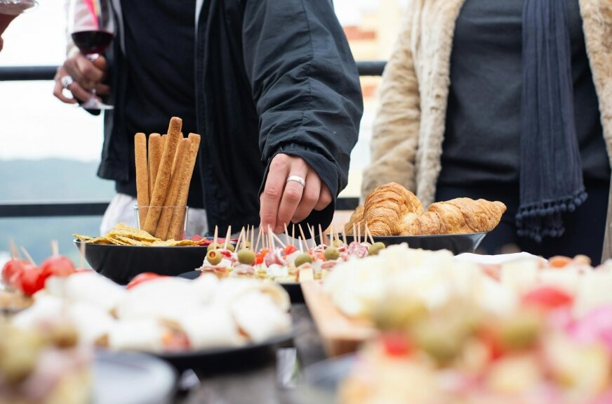 Organizacja imprezy wymaga wielu elementów – od naczyń po stoły i krzesła. Zamiast kupować wszystko na własność, warto skorzystać z wypożyczalni gastronomicznej. To szybkie, wygodne i opłacalne rozwiązanie dla każdego, kto chce zorganizować udane wydarzenie!