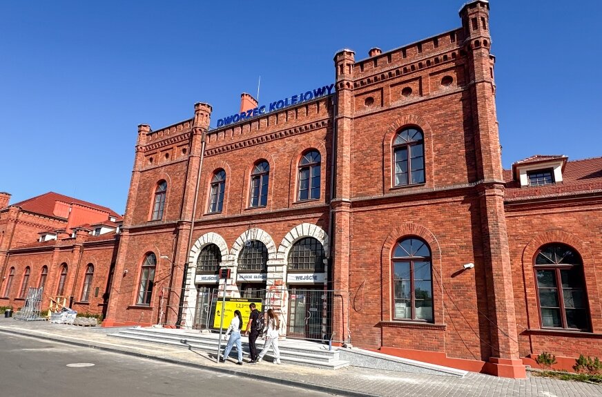 Modernizacja obejmuje m.in. dostosowanie budynku do potrzeb osób z niepełnosprawnościami, poprawę układu pomieszczeń oraz ich funkcjonalności, a także zmianę wystroju wnętrz. Zostaną przywrócone dwa historyczne wejścia od strony peronów oraz pojawi się nowe wejście od strony wschodniej (od wiaduktu), co ułatwi dostęp do dworca.