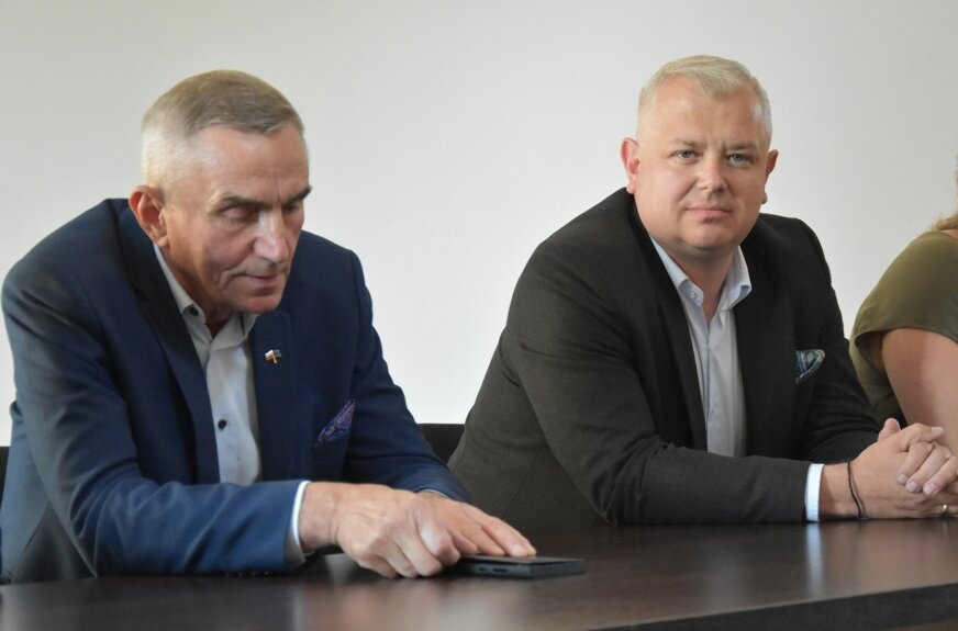 Na zdjęciu: Mirosław Belina, starosta powiatu skierniewickiego oraz Marek Sałek, wójt gminy Lipce Reymontowskie.
W świetlicy wiejskiej w Mszadli doszło do gorącej dyskusji. Ostatecznie jednak nie ma finalnego rozwiązania, i deklaracji, kiedy może rozpocząć się inwestycja. Tylko mieszkańcy muszą nadal zmagać się z codzienną bolączką fatalnej nawierzchni drogi.