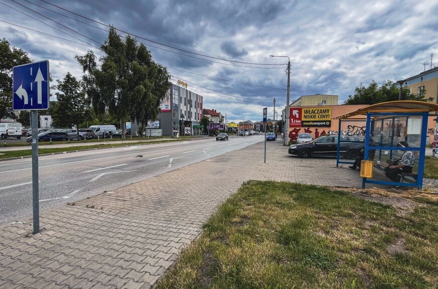 Tawuły, róże okrywowe, piękna wiśnia Kanzan – to tylko niektóre z roślin, które ozdobią nowy skwer przy ul. Reymonta. Dzięki przebudowie ulica zyska nie tylko estetyczny wygląd, ale także lepszą funkcjonalność i bezpieczeństwo dla wszystkich użytkowników.